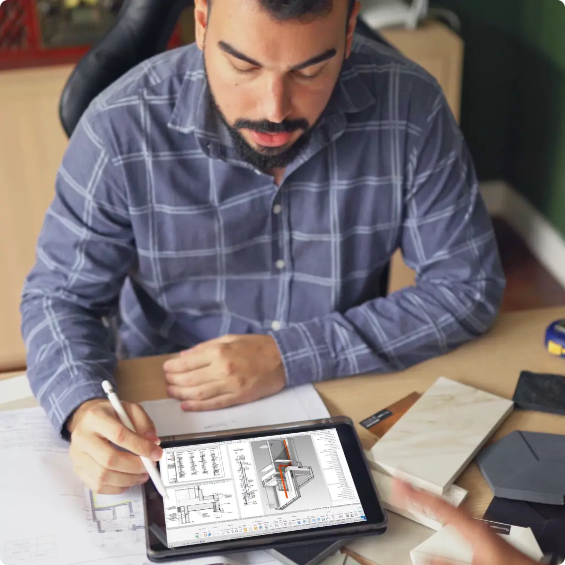 Architekt pr&uuml;ft BIM-Zeichnungen auf dem iPad bei der Baustellenbegehung