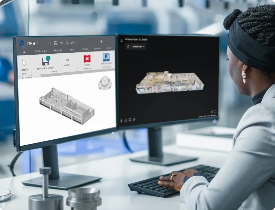 Person am Monitor mit Revit und Matterport-Punktwolke fuer BIM-Workflow