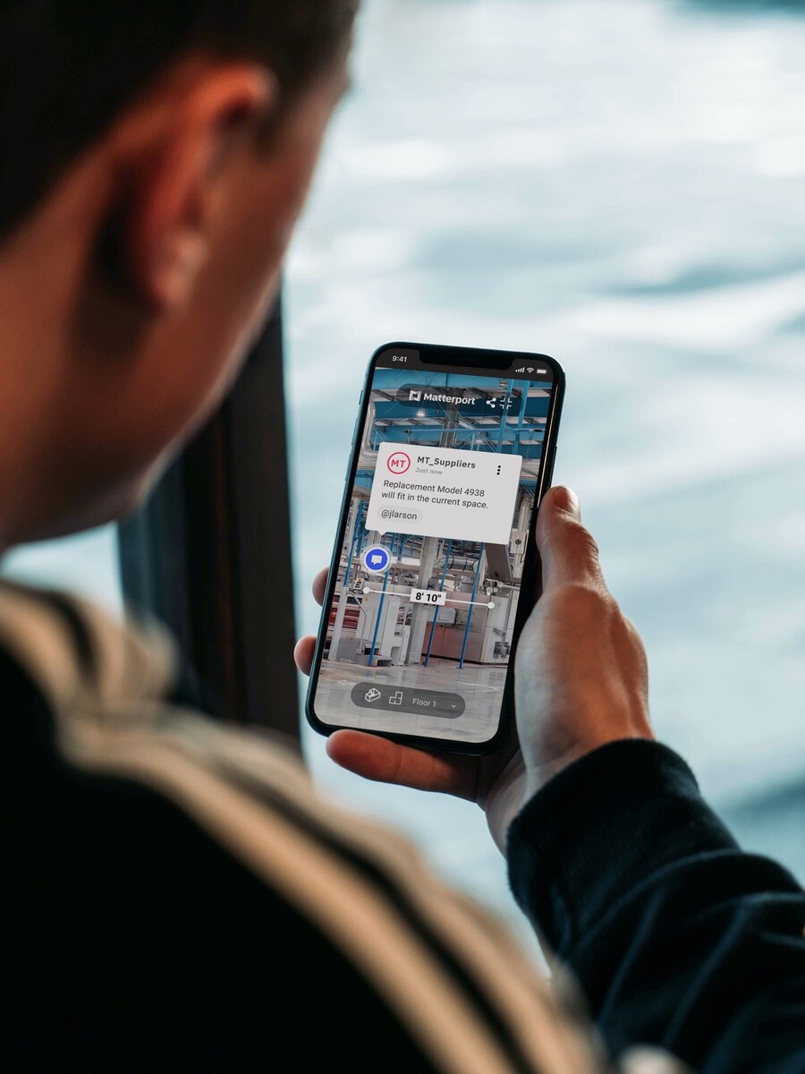 Matterport-App auf dem Smartphone zeigt Fabrikhalle mit Messungen und Notizen