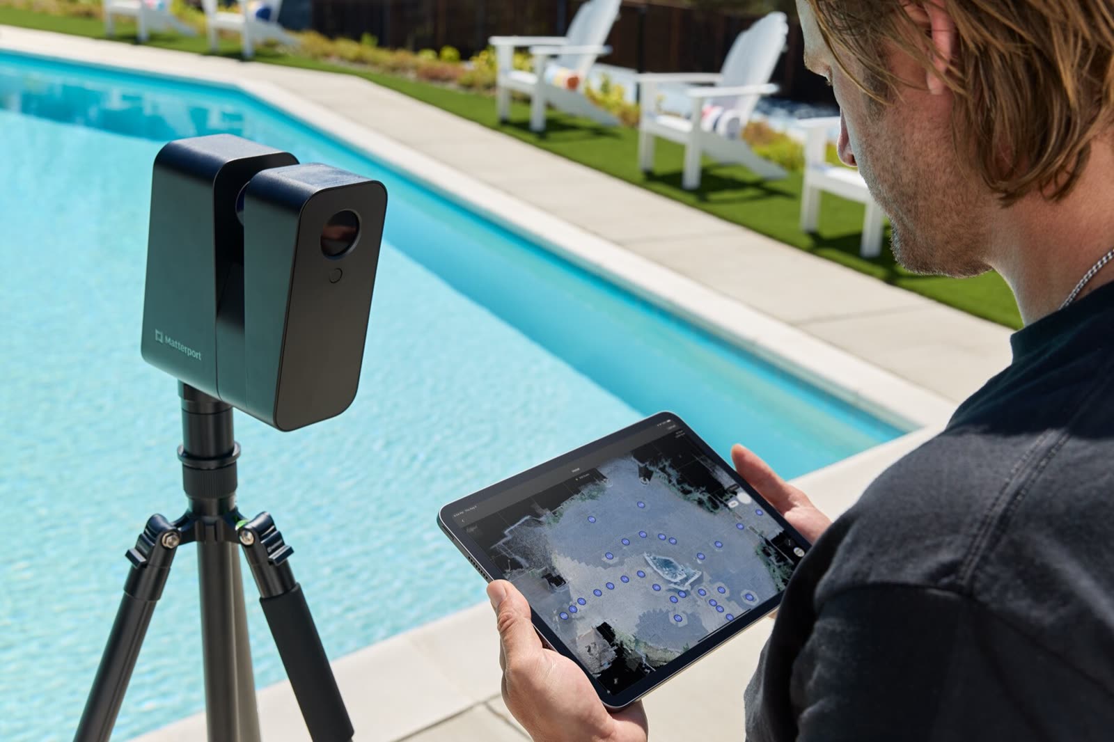 Matterport Pro2 auf einem Stativ in einem hellen Innenraum