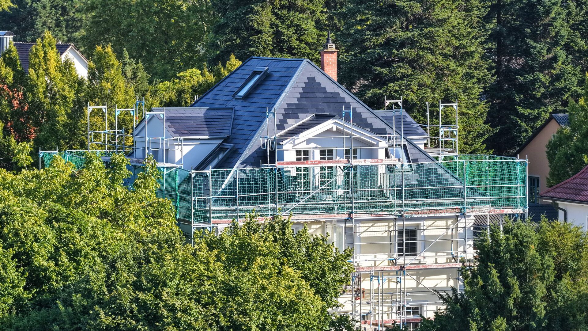 Villa mit Gerüst Dachsanierung