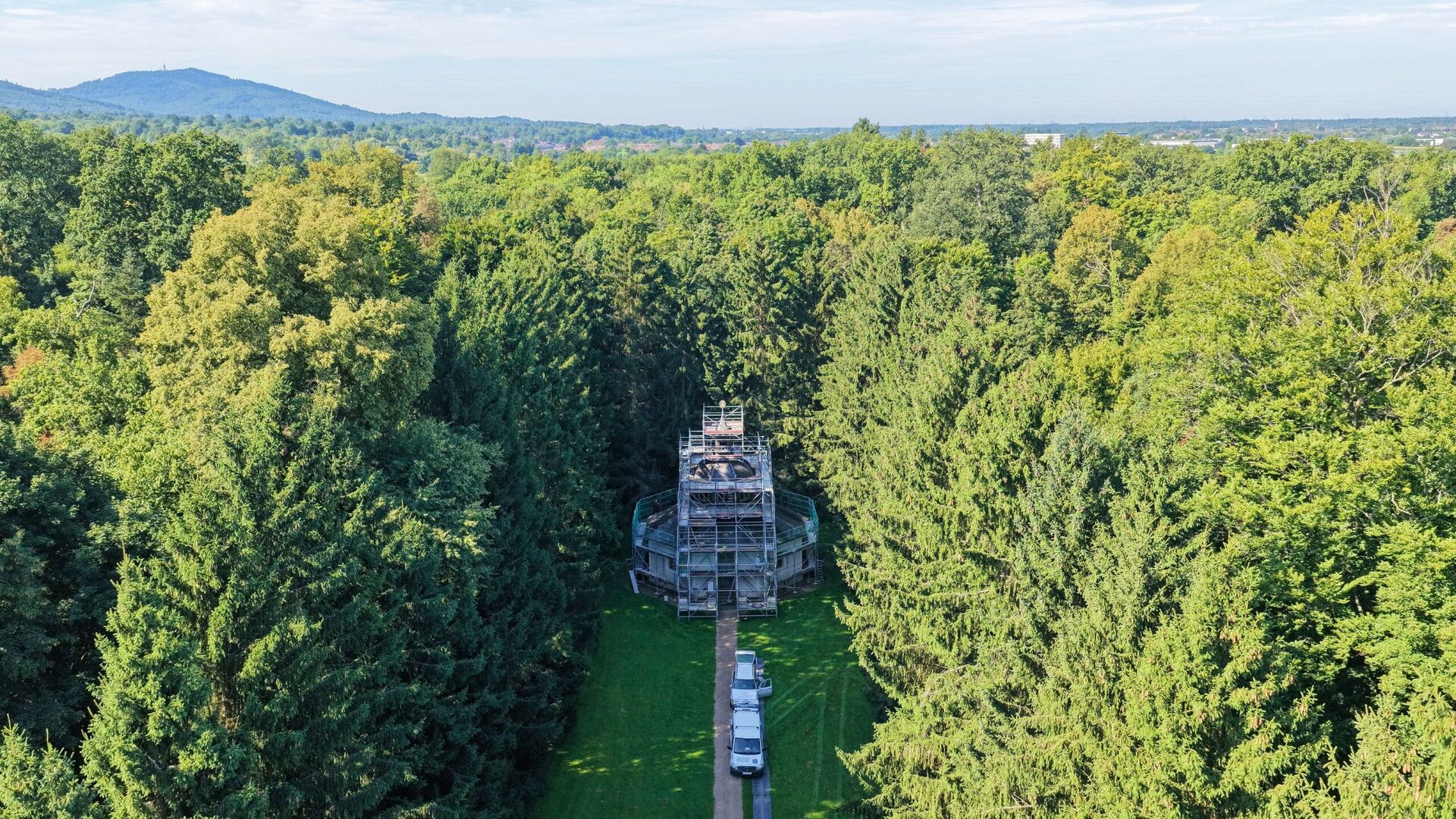 Turm mit Gerüst im Wald