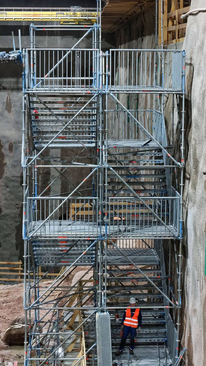 Gerüstbau im Tunnel mit Arbeiter